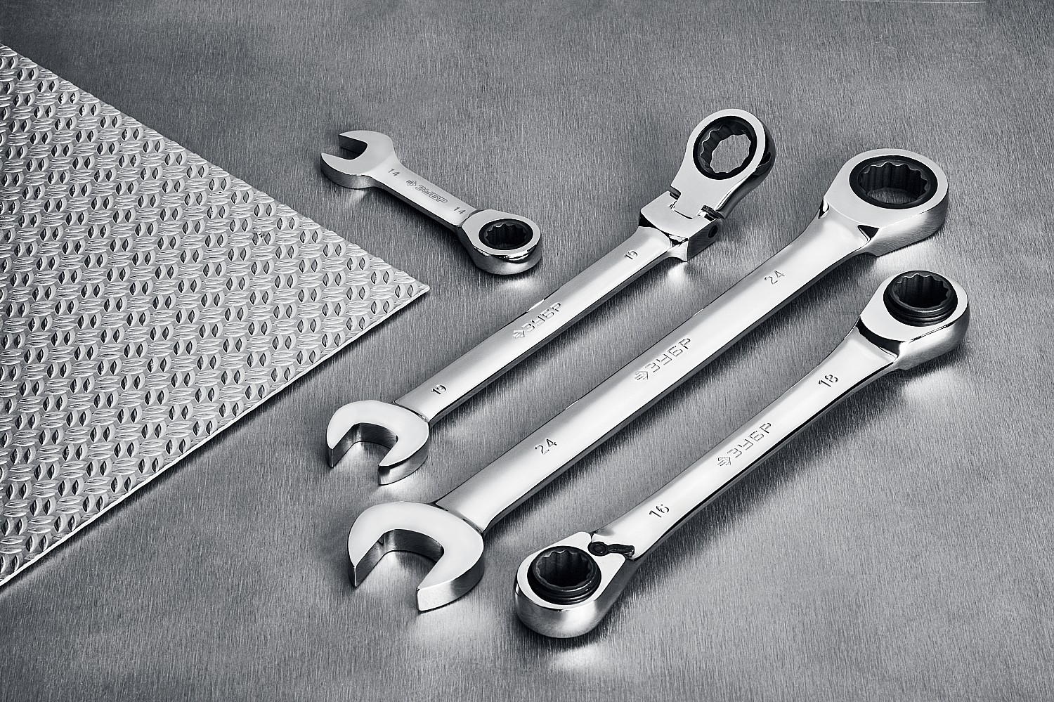 ЗУБР 10 мм, шарнирный трещоточный гаечный ключ, Профессионал (27101-10)